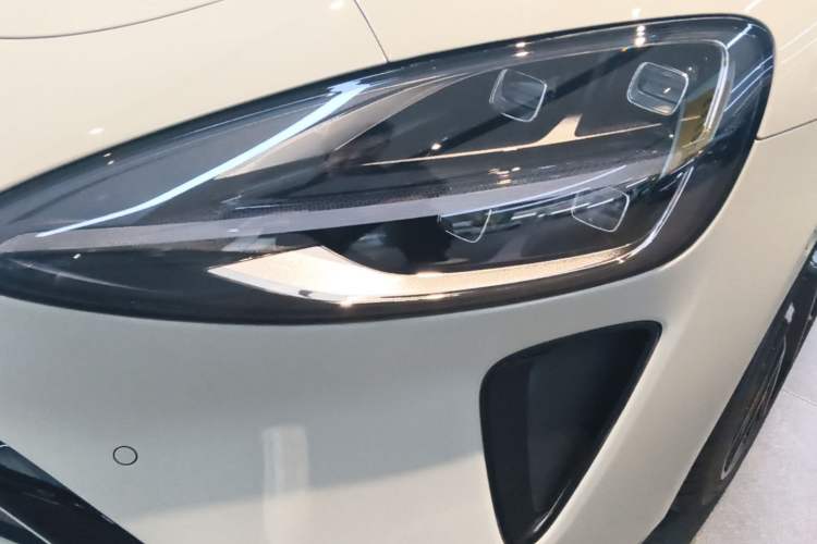 Used Xiaomi Auto SU7 2024 Four-Wheel Drive Ultra-Long Range Advanced Intelligent Driving Max Edition Left Front Headlight