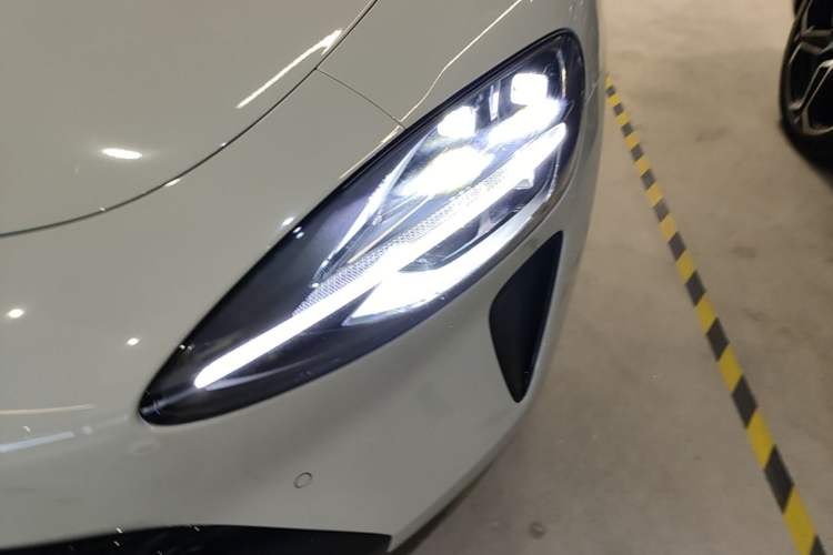 Used Xiaomi Auto SU7 2024 Rear-Drive Long-Range Intelligent Driving Version Left Front Headlight