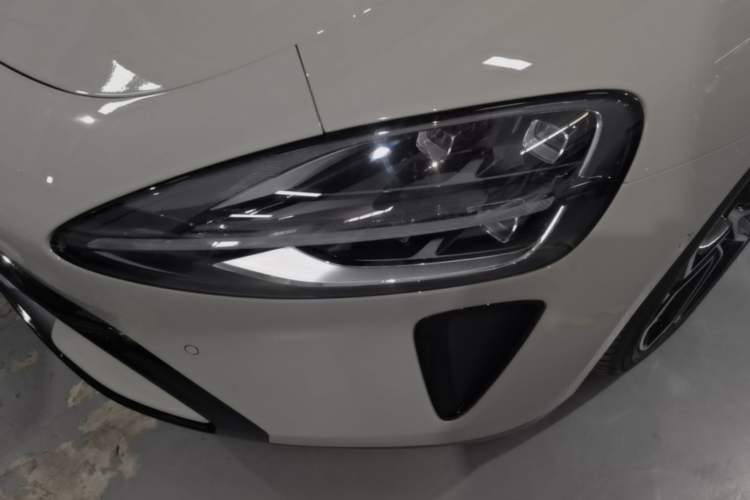 Used Xiaomi Auto SU7 2024 Four-Wheel Drive Ultra-Long Range Advanced Intelligent Driving Max Edition Left Front Headlight