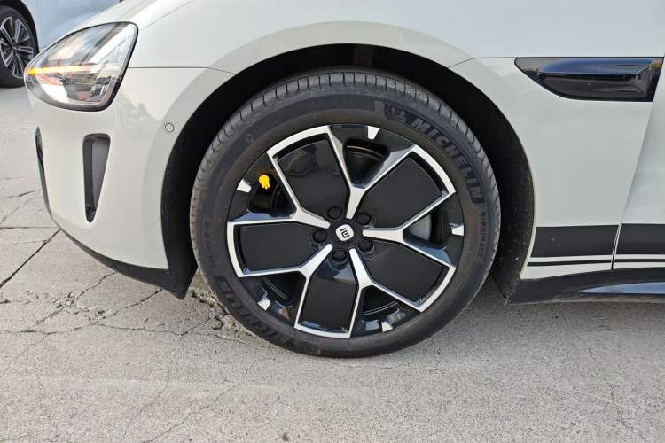 Used Xiaomi Auto SU7 2024 Rear-Drive Ultra-Long Range Advanced Pro-Level Intelligent Driving Version Left Front Wheel Hub