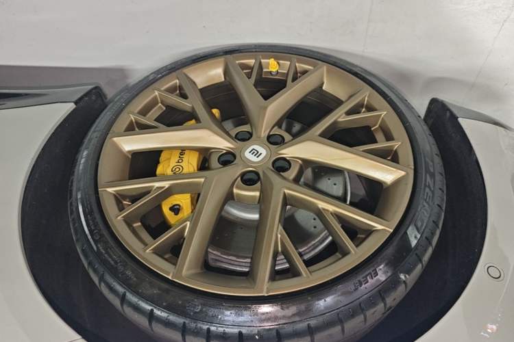 Used Xiaomi Auto SU7 2024 Four-Wheel Drive Ultra-Long Range Advanced Intelligent Driving Max Edition Left Front Wheel Hub