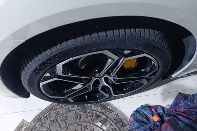 Used Xiaomi Auto SU7 2024 Four-Wheel Drive Ultra-Long Range Advanced Intelligent Driving Max Edition Left Front Wheel Hub
