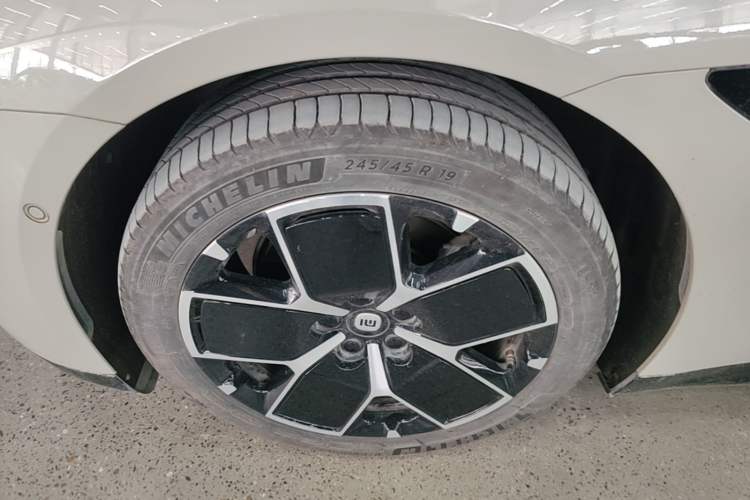 Used Xiaomi Auto SU7 2024 Rear-Drive Long-Range Intelligent Driving Version Left Front Wheel Hub