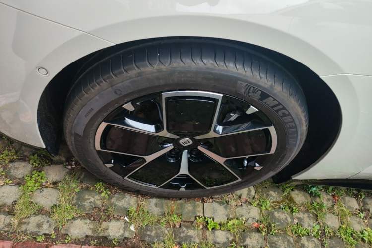 Used Xiaomi Auto SU7 2024 Rear-Drive Long-Range Intelligent Driving Version Left Front Wheel Hub