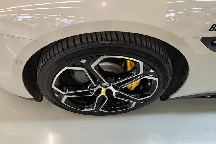 Used Xiaomi Auto SU7 2024 Four-Wheel Drive Ultra-Long Range Advanced Intelligent Driving Max Edition Left Front Wheel Hub