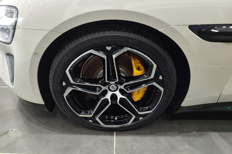 Used Xiaomi Auto SU7 2024 Four-Wheel Drive Ultra-Long Range Advanced Intelligent Driving Max Edition Left Front Wheel Hub