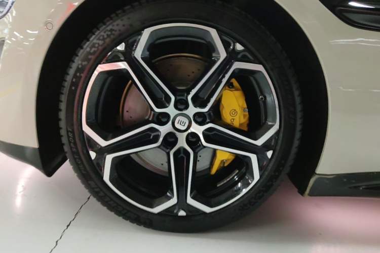 Used Xiaomi Auto SU7 2024 Four-Wheel Drive Ultra-Long Range Advanced Intelligent Driving Max Edition Left Front Wheel Hub