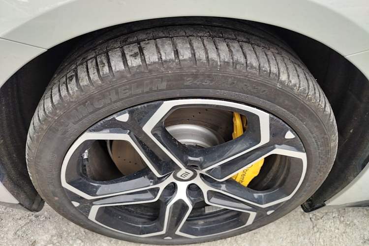 Used Xiaomi Auto SU7 2024 Rear-Drive Ultra-Long Range Advanced Pro-Level Intelligent Driving Version Left Front Wheel Hub