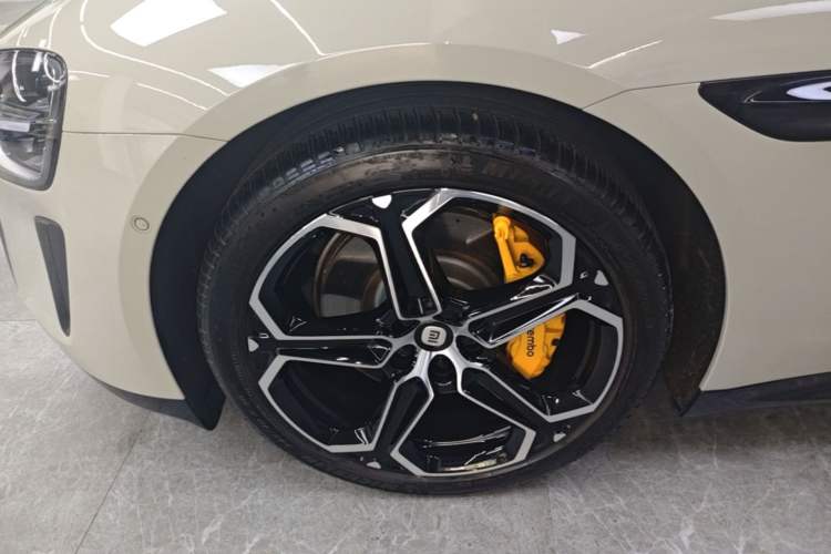 Used Xiaomi Auto SU7 2024 Rear-Drive Ultra-Long Range Advanced Pro-Level Intelligent Driving Version Left Front Wheel Hub