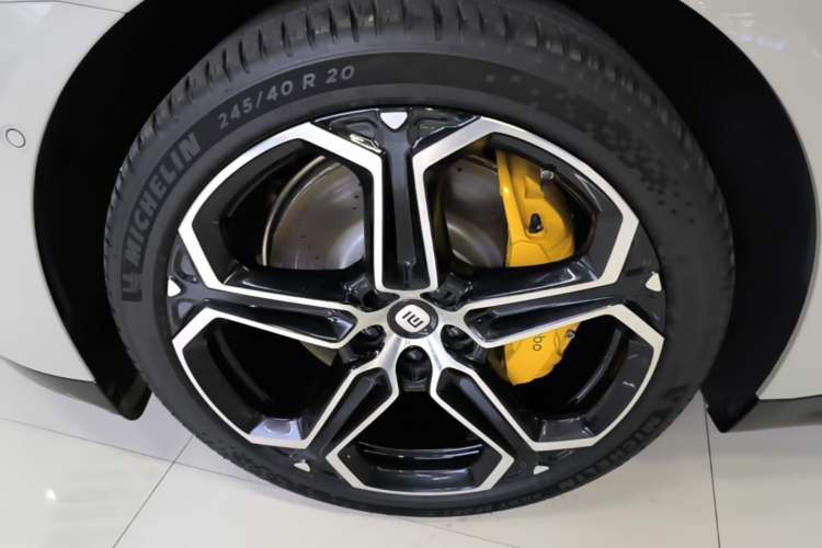 Used Xiaomi Auto SU7 2024 Rear-Drive Ultra-Long Range Advanced Pro-Level Intelligent Driving Version Left Front Wheel Hub