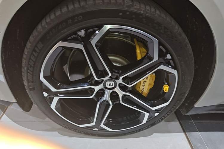 Used Xiaomi Auto SU7 2024 Rear-Drive Ultra-Long Range Advanced Pro-Level Intelligent Driving Version Left Front Wheel Hub