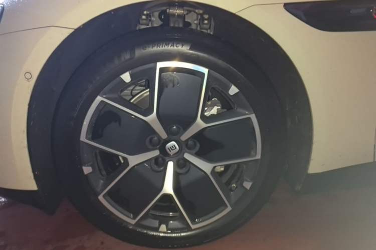 Used Xiaomi Auto SU7 2024 Rear-Drive Ultra-Long Range Advanced Pro-Level Intelligent Driving Version Left Front Wheel Hub