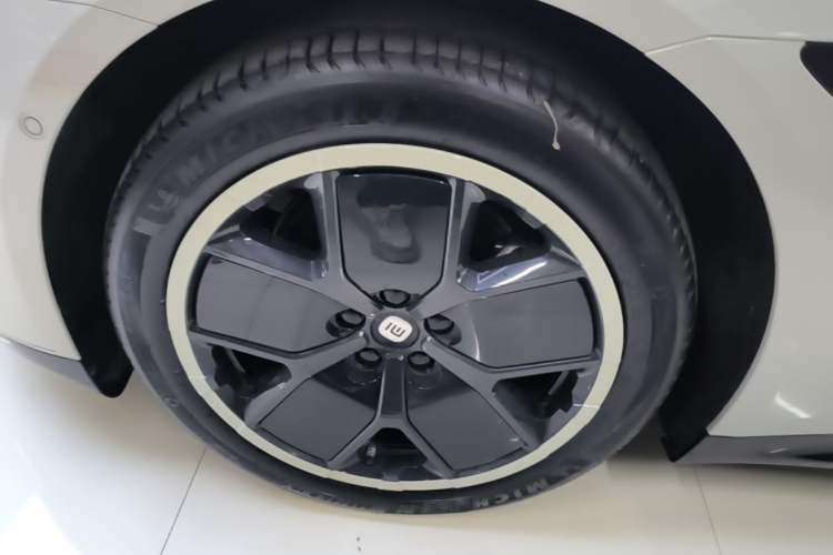 Used Xiaomi Auto SU7 2024 Rear-Drive Long-Range Intelligent Driving Version Left Front Wheel Hub