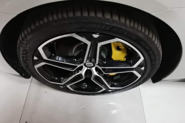 Used Xiaomi Auto SU7 2024 Rear-Drive Ultra-Long Range Advanced Pro-Level Intelligent Driving Version Left Front Wheel Hub