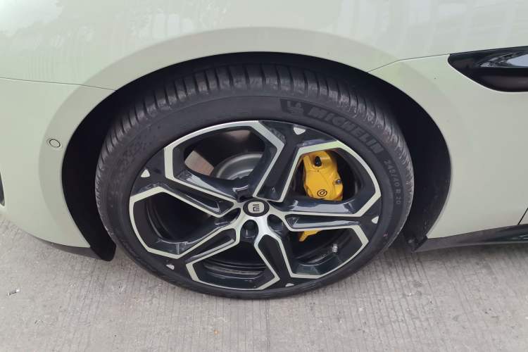 Used Xiaomi Auto SU7 2024 Rear-Drive Ultra-Long Range Advanced Pro-Level Intelligent Driving Version Left Front Wheel Hub