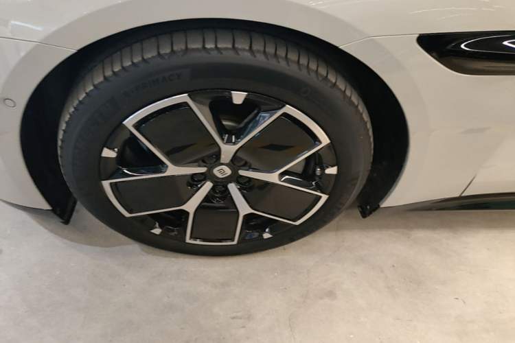 Used Xiaomi Auto SU7 2024 Rear-Drive Long-Range Intelligent Driving Version Left Front Wheel Hub