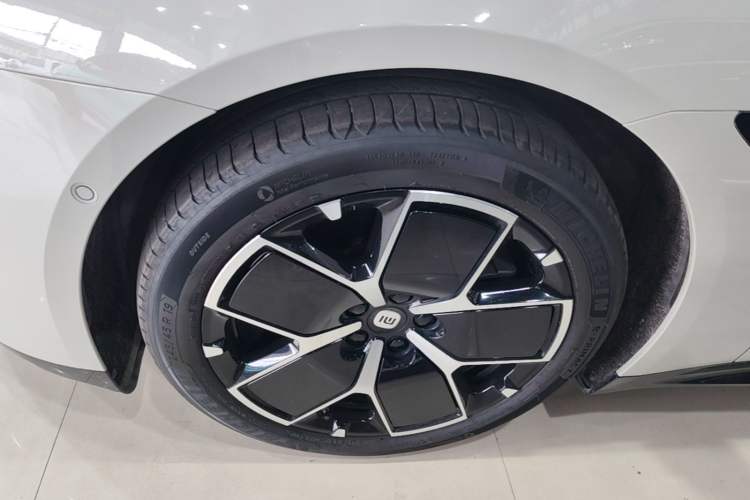 Used Xiaomi Auto SU7 2024 Rear-Drive Long-Range Intelligent Driving Version Left Front Wheel Hub