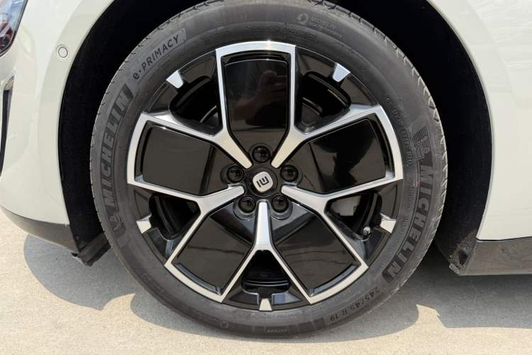 Used Xiaomi Auto SU7 2024 Rear-Drive Long-Range Intelligent Driving Version Left Front Wheel Hub