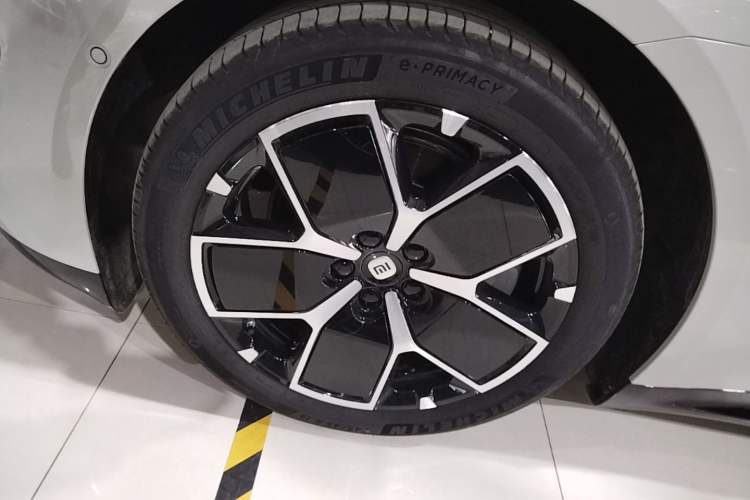 Used Xiaomi Auto SU7 2024 Rear-Drive Long-Range Intelligent Driving Version Left Front Wheel Hub