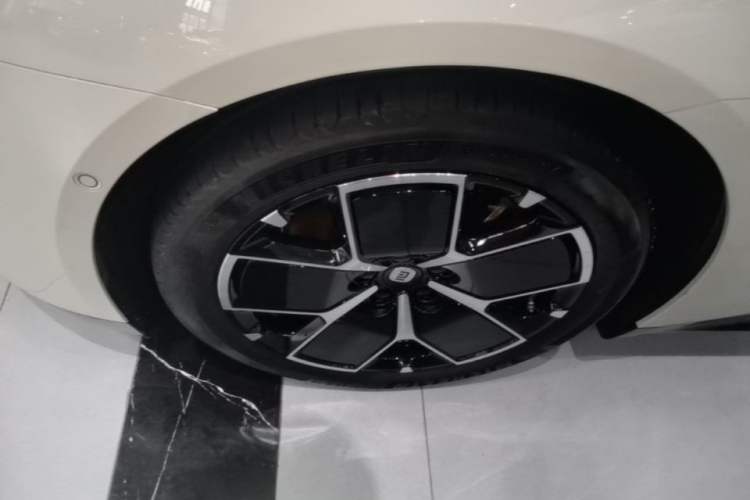 Used Xiaomi Auto SU7 2024 Rear-Drive Ultra-Long Range Advanced Pro-Level Intelligent Driving Version Left Front Wheel Hub