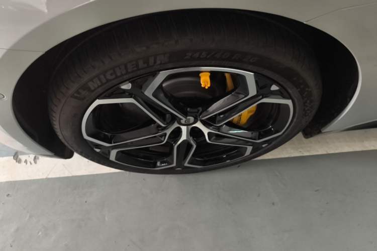 Used Xiaomi Auto SU7 2024 Rear-Drive Ultra-Long Range Advanced Pro-Level Intelligent Driving Version Left Front Wheel Hub