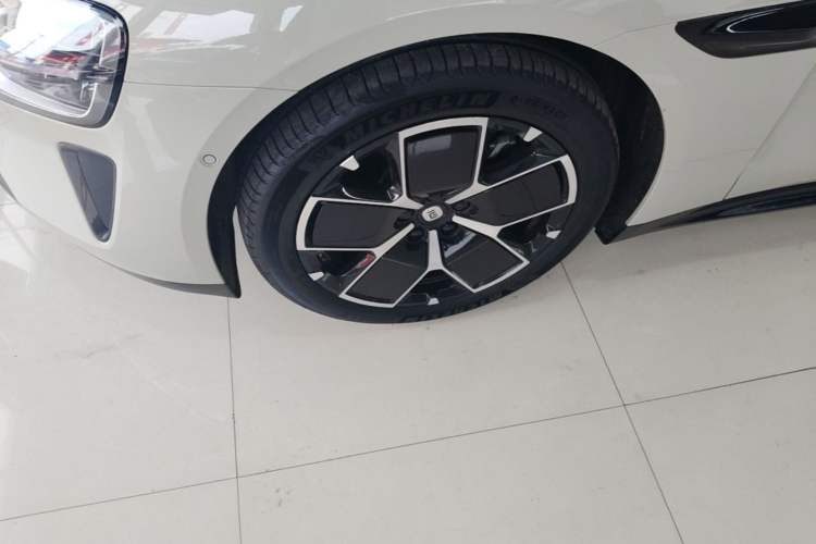 Used Xiaomi Auto SU7 2024 Rear-Drive Ultra-Long Range Advanced Pro-Level Intelligent Driving Version Left Front Wheel Hub