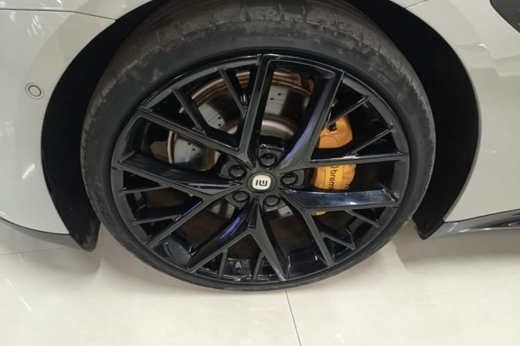 Used Xiaomi Auto SU7 2024 Four-Wheel Drive Ultra-Long Range Advanced Intelligent Driving Max Edition Left Front Wheel Hub