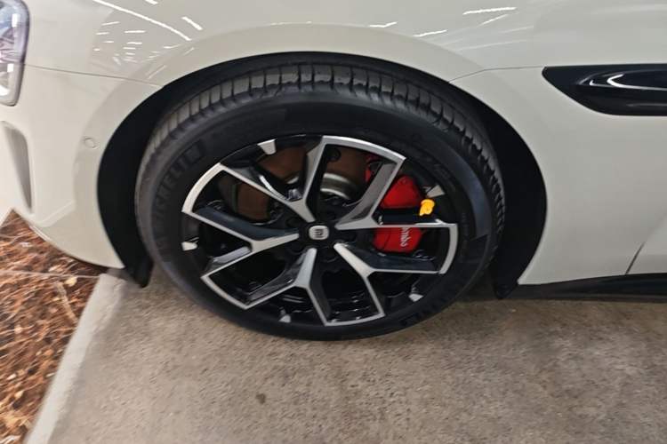 Used Xiaomi Auto SU7 2024 Rear-Drive Long-Range Intelligent Driving Version Left Front Wheel Hub