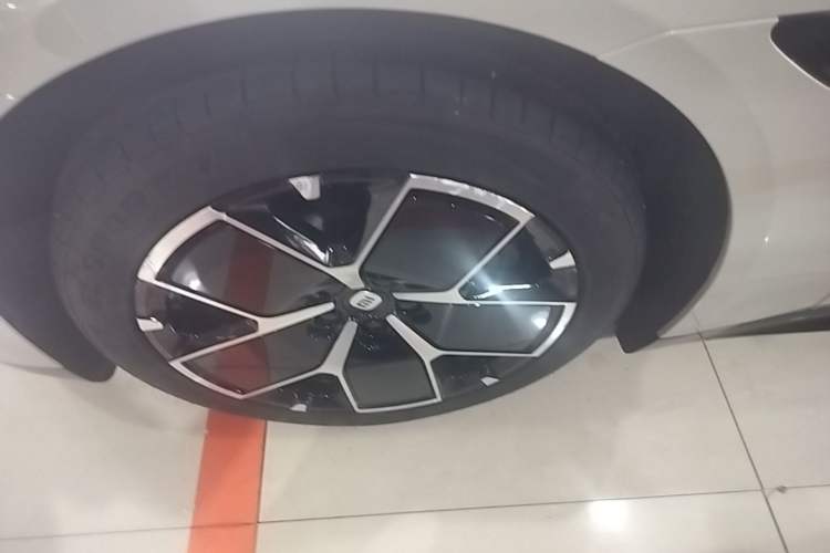 Used Xiaomi Auto SU7 2024 Rear-Drive Long-Range Intelligent Driving Version Left Front Wheel Hub