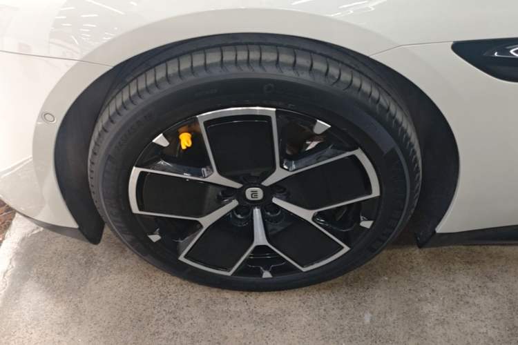 Used Xiaomi Auto SU7 2024 Rear-Drive Ultra-Long Range Advanced Pro-Level Intelligent Driving Version Left Front Wheel Hub