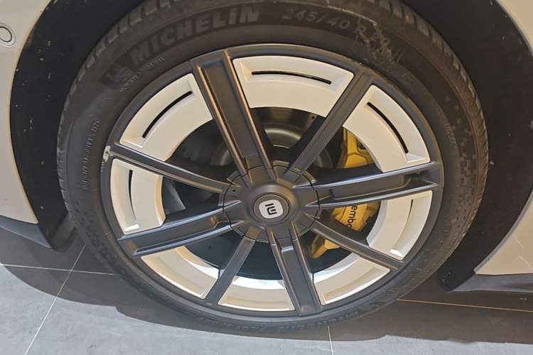 Used Xiaomi Auto SU7 2024 Rear-Drive Long-Range Intelligent Driving Version Left Front Wheel Hub