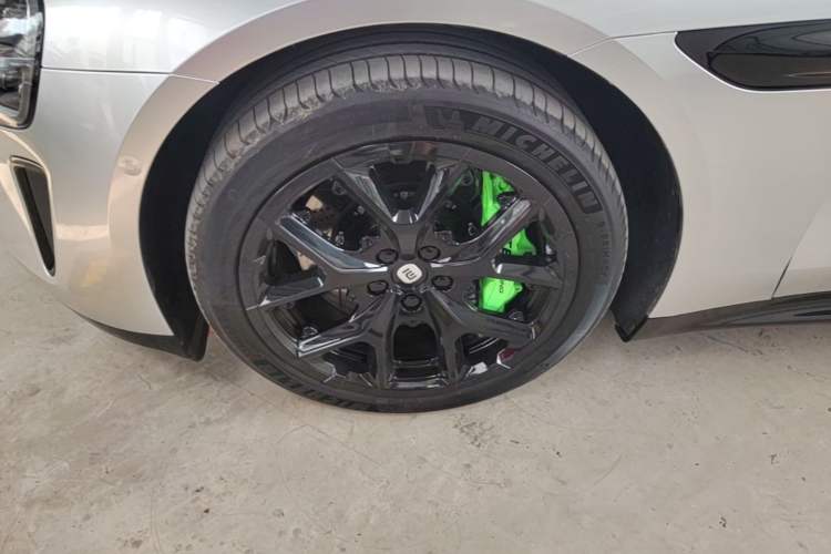 Used Xiaomi Auto SU7 2024 Rear-Drive Ultra-Long Range Advanced Pro-Level Intelligent Driving Version Left Front Wheel Hub