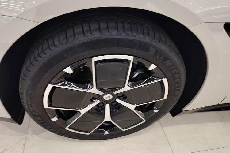 Used Xiaomi Auto SU7 2024 Rear-Drive Long-Range Intelligent Driving Version Left Front Wheel Hub