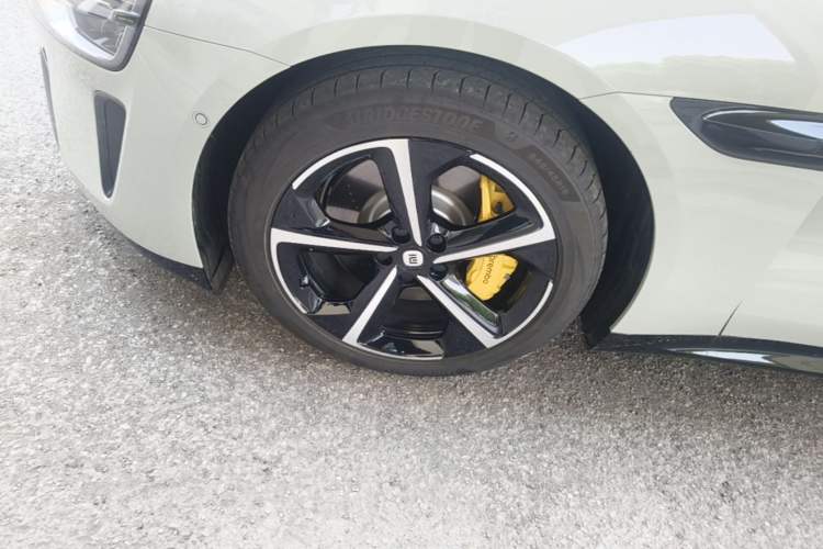 Used Xiaomi Auto SU7 2024 Four-Wheel Drive Ultra-Long Range Advanced Intelligent Driving Max Edition Left Front Wheel Hub