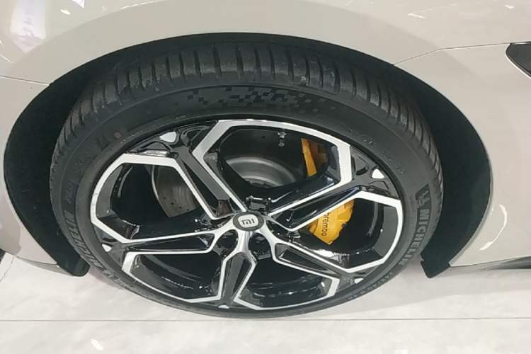Used Xiaomi Auto SU7 2024 Four-Wheel Drive Ultra-Long Range Advanced Intelligent Driving Max Edition Left Front Wheel Hub