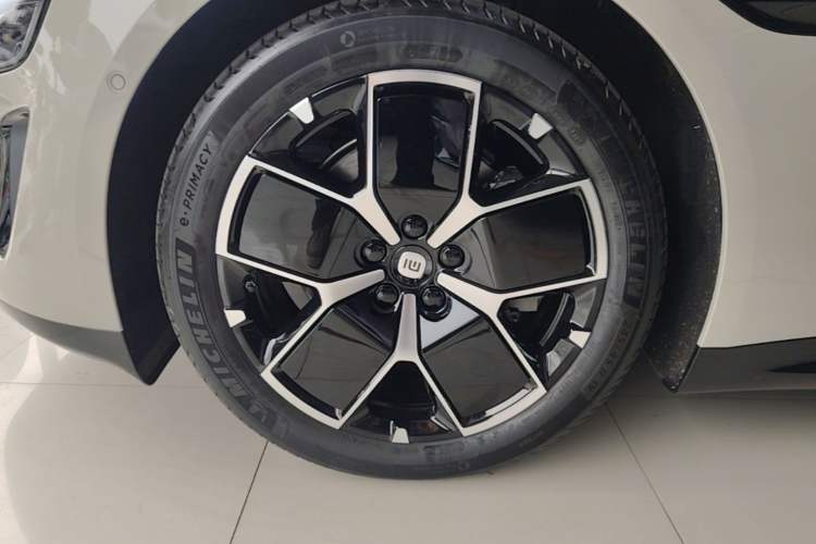 Used Xiaomi Auto SU7 2024 Rear-Drive Long-Range Intelligent Driving Version Left Front Wheel Hub