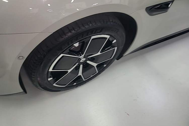 Used Xiaomi Auto SU7 2024 Rear-Drive Long-Range Intelligent Driving Version Left Front Wheel Hub