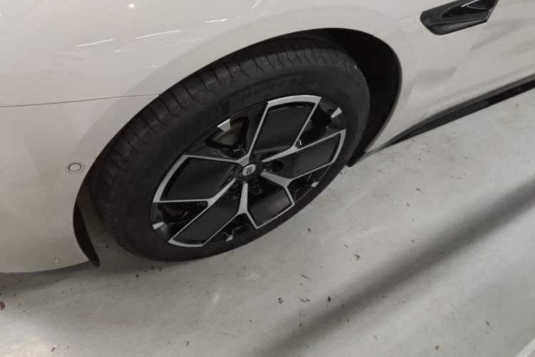 Used Xiaomi Auto SU7 2024 Rear-Drive Ultra-Long Range Advanced Pro-Level Intelligent Driving Version Left Front Wheel Hub