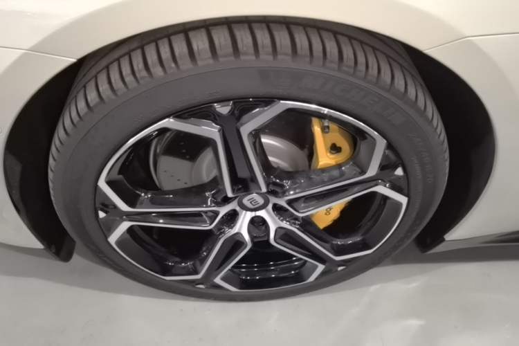 Used Xiaomi Auto SU7 2024 Four-Wheel Drive Ultra-Long Range Advanced Intelligent Driving Max Edition Left Front Wheel Hub