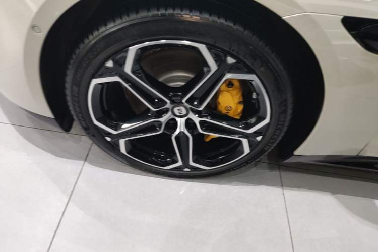 Used Xiaomi Auto SU7 2024 Rear-Drive Long-Range Intelligent Driving Version Left Front Wheel Hub