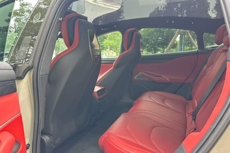 Used Xiaomi Auto SU7 2024 Rear-Drive Ultra-Long Range Advanced Pro-Level Intelligent Driving Version Left Rear Seat