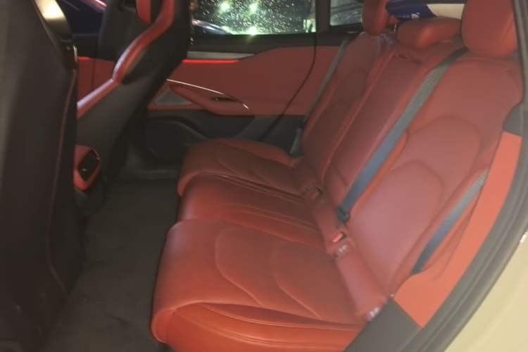 Used Xiaomi Auto SU7 2024 Rear-Drive Ultra-Long Range Advanced Pro-Level Intelligent Driving Version Left Rear Seat