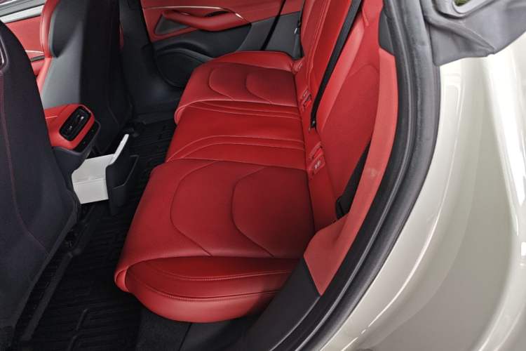 Used Xiaomi Auto SU7 2024 Four-Wheel Drive Ultra-Long Range Advanced Intelligent Driving Max Edition Left Rear Seat