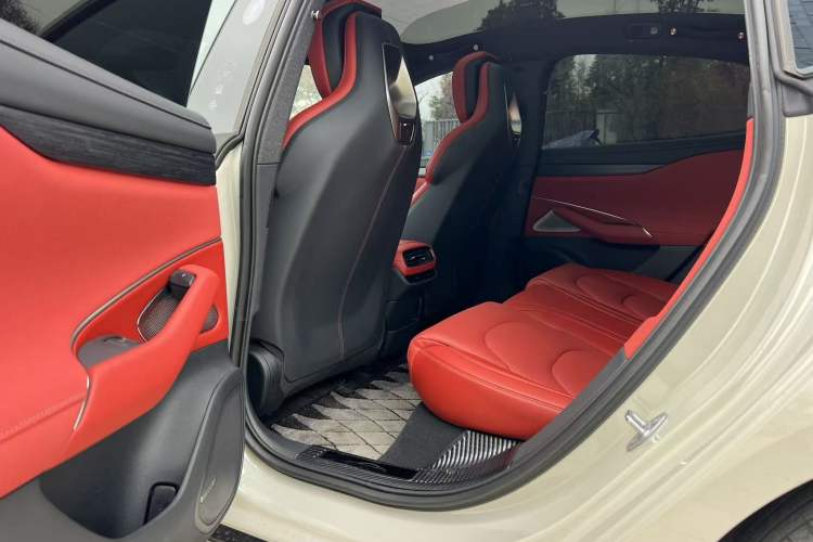 Used Xiaomi Auto SU7 2024 Rear-Drive Ultra-Long Range Advanced Pro-Level Intelligent Driving Version Left Rear Seat