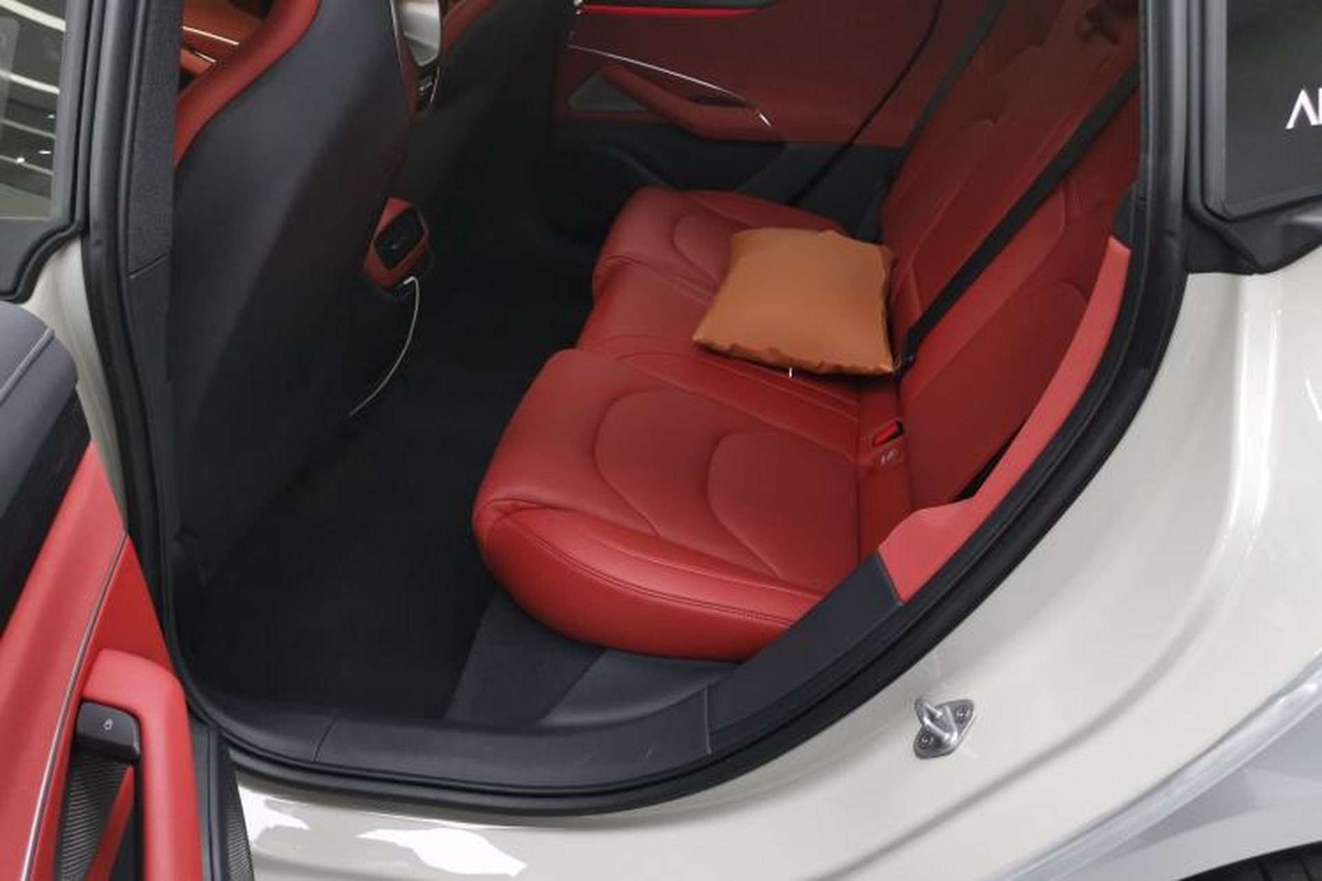 Used Xiaomi Auto SU7 2024 Rear-Drive Ultra-Long Range Advanced Pro-Level Intelligent Driving Version Left Rear Seat