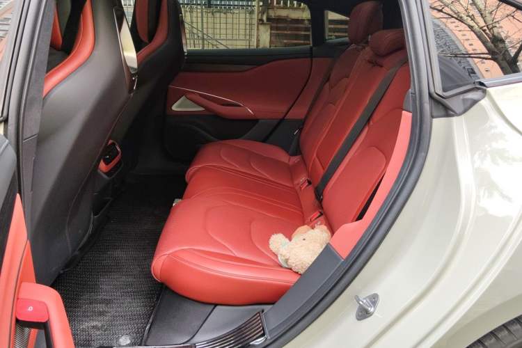 Used Xiaomi Auto SU7 2024 Four-Wheel Drive Ultra-Long Range Advanced Intelligent Driving Max Edition Left Rear Seat
