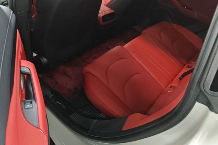 Used Xiaomi Auto SU7 2024 Four-Wheel Drive Ultra-Long Range Advanced Intelligent Driving Max Edition Left Rear Seat