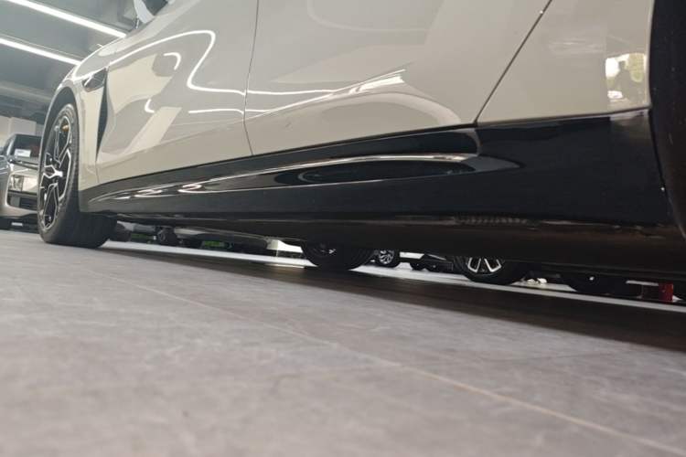 Used Xiaomi Auto SU7 2024 Rear-Drive Ultra-Long Range Advanced Pro-Level Intelligent Driving Version Left Side Sill