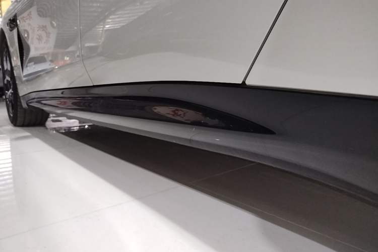 Used Xiaomi Auto SU7 2024 Rear-Drive Long-Range Intelligent Driving Version Left Side Sill