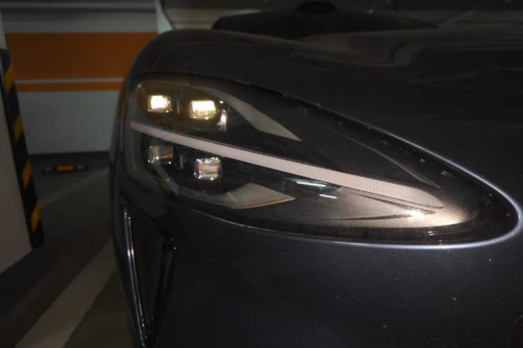 Used Xiaomi Auto SU7 2024 Rear-Drive Ultra-Long Range Advanced Pro-Level Intelligent Driving Version Right Front Headlight